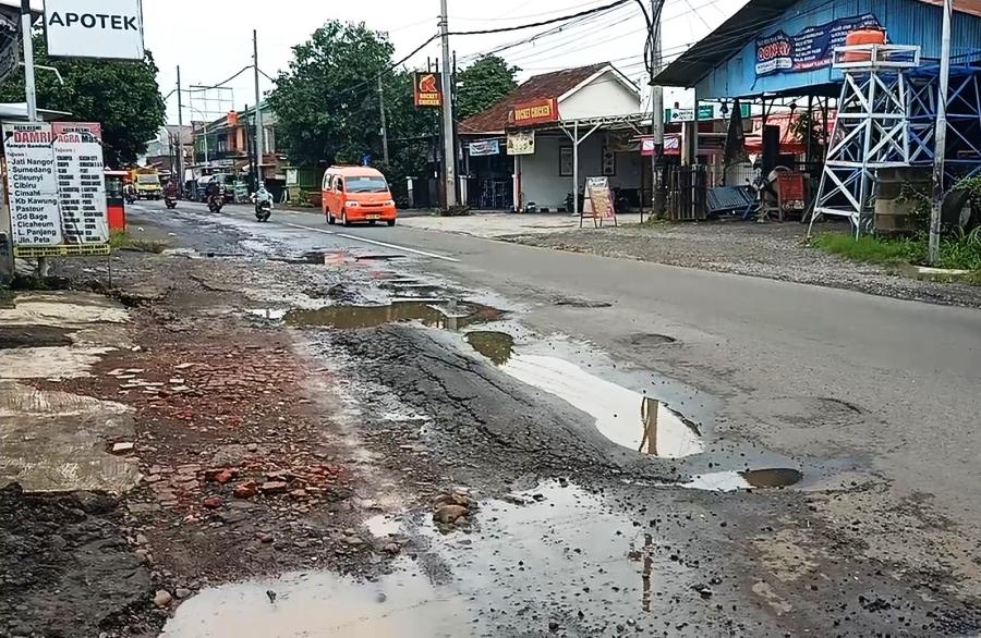 Belasan Tahun Cuma Tambal Sulam, Jalan Bojong-Kajen Pekalongan Rusak Parah Penuh Lubang