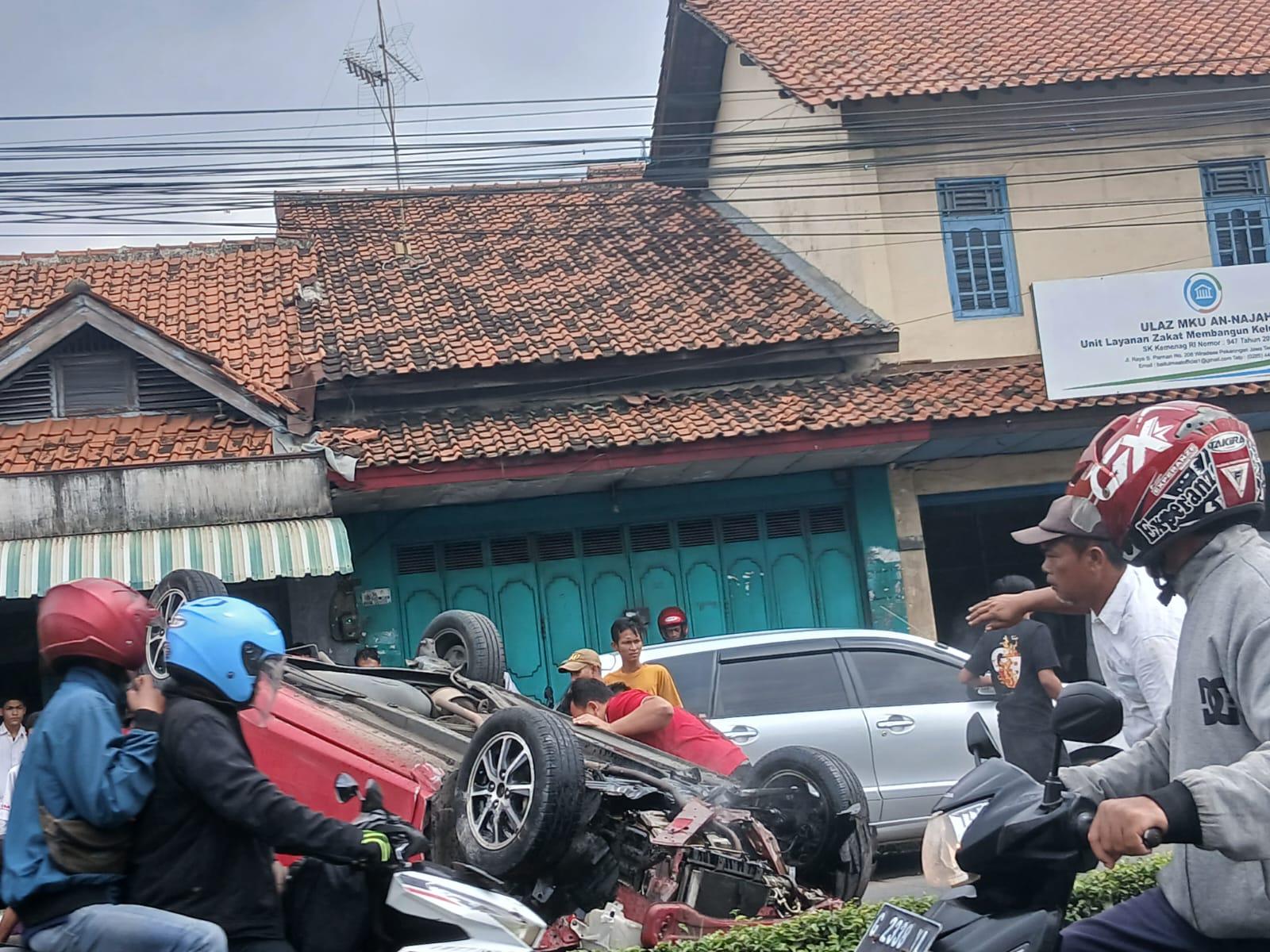 BREAKING NEWS: Daihatsu Sigra Terbalik di Wiradesa Pekalongan, Pengemudi Diduga Mengantuk