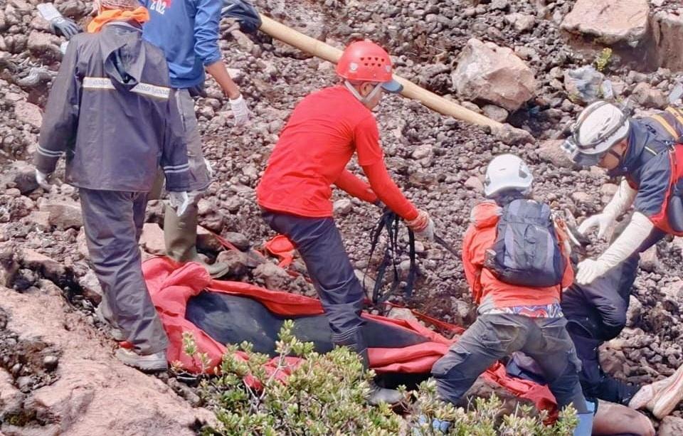 20260115_Dokumentasi-relawan-SAR-saat-evakuasi-Syafiq-dari-Gunung-Slamet_1.jpg