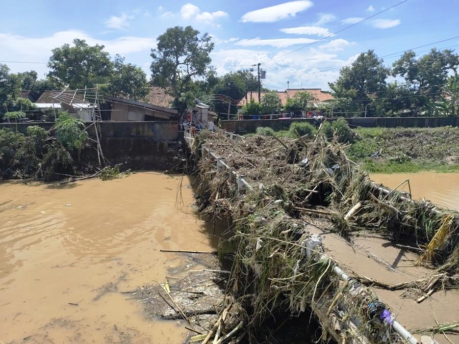 20260116-_-Jembatan-Sungai-Waridin-Brangsong-Kendal-Tertutup-Sampah.jpg