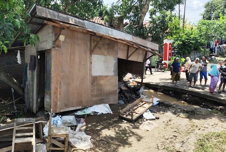 20260116-_-Warung-Rusak-Diterjang-Banjir-Sungai-Waridin-Kendal.jpg
