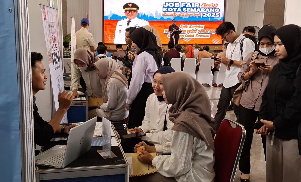 20260116_Pengangguran-mengikuti-job-fair-di-Semarang_1.jpg