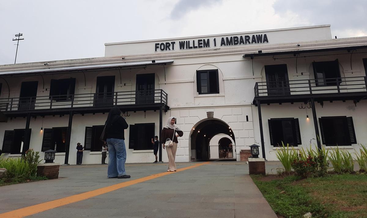 20260118_Pengunjung-menikmati-suasana-Benteng-Fort-Willem-1-di-Ambarawa_1.jpg
