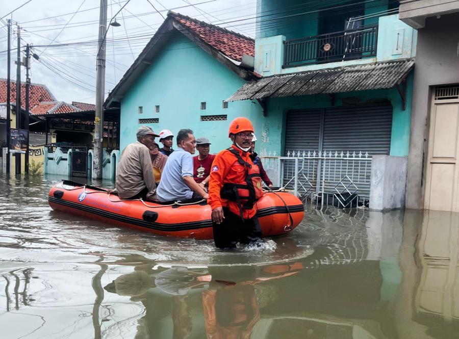 20260119-_-Petugas-SAR-Evakuasi-Warga-Terdampak-Banjir-Kabupaten-Pekalongan.jpg