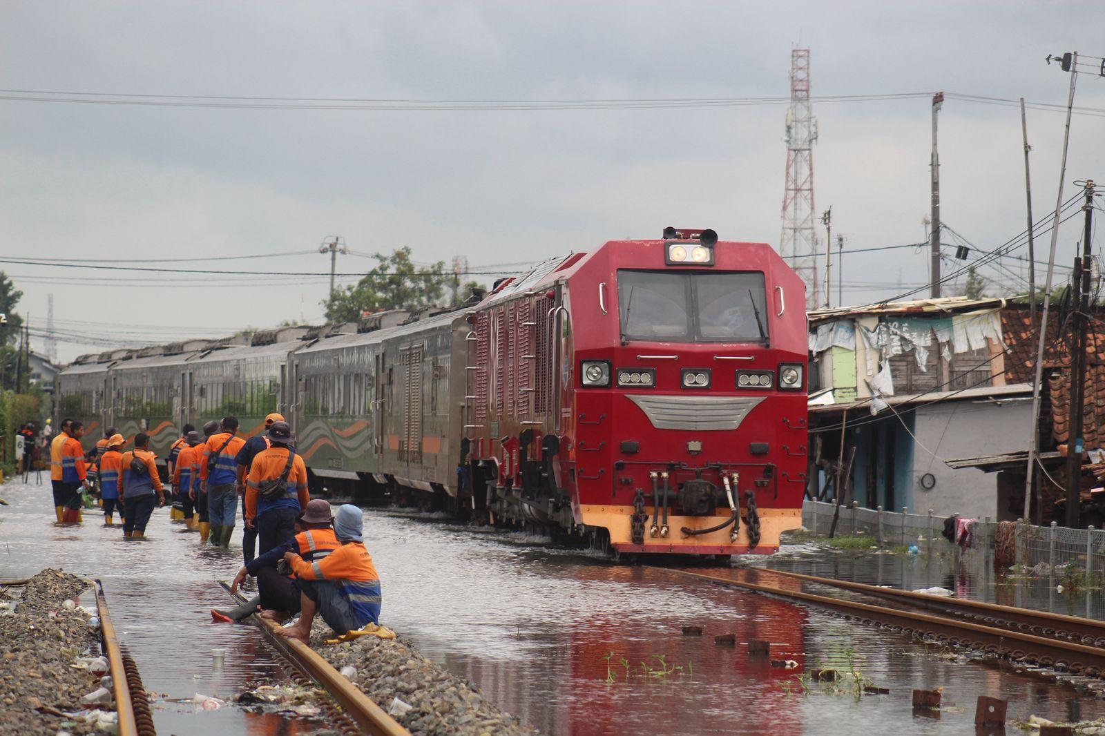 20260119_Kereta-api-melintas-di-Pekalongan.jpg