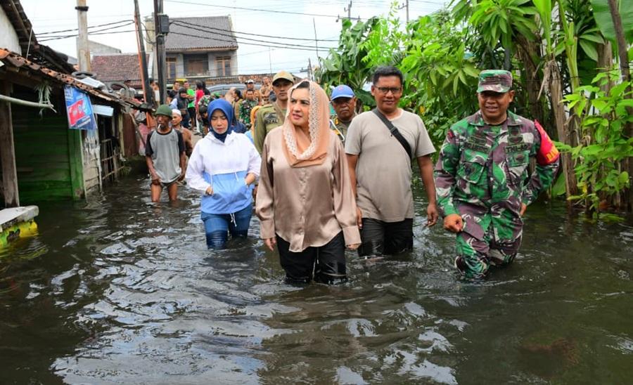 20260120-_-Bupati-Fadia-Tinjau-Banjir-di-Desa-Pacar-Pekalongan.jpg