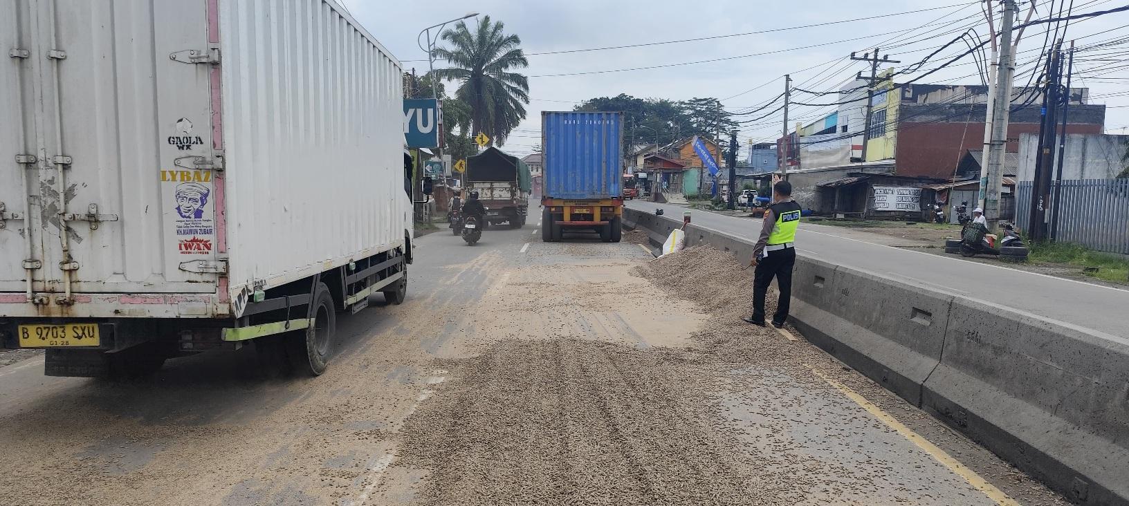 20260120_Muatan-Truk-Tumpah-di-Bawen.jpg