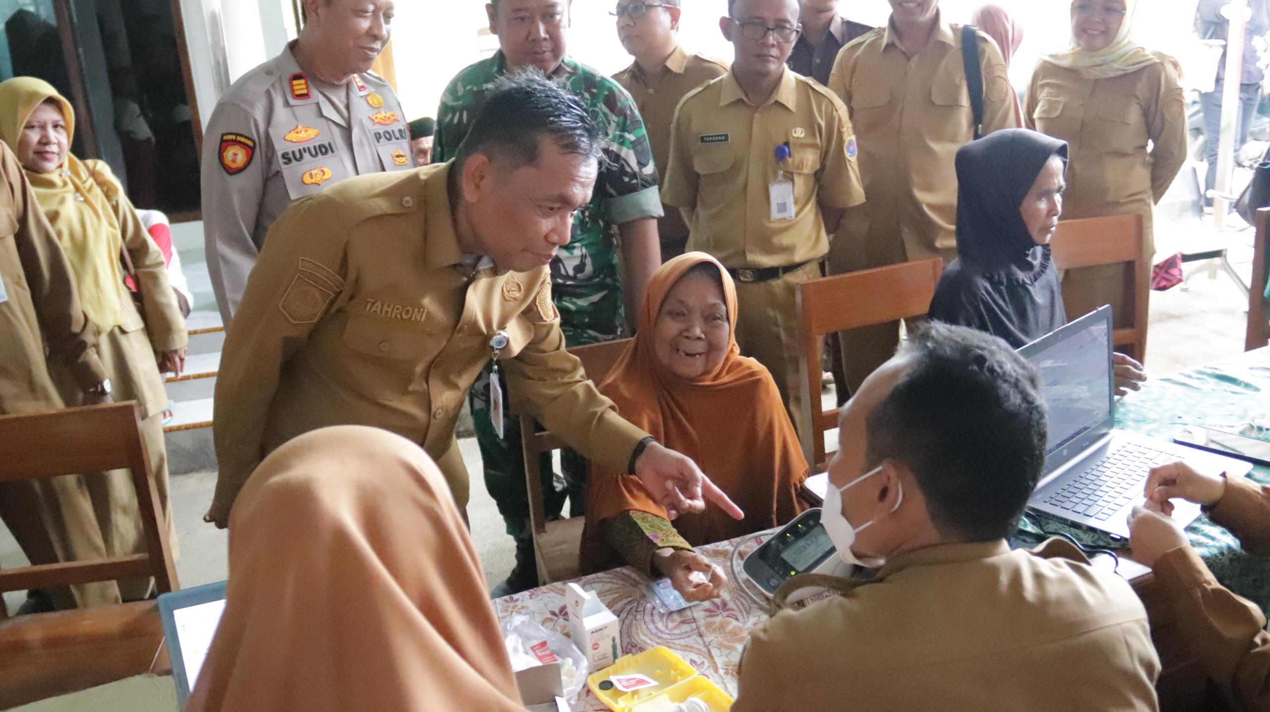 20260120_PELAYANAN-Sekda-Brebes-Tahroni-saat-memantau-jalannya.jpg