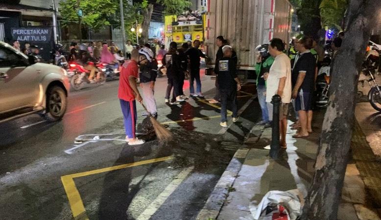 20260121_Para-relawan-membersihkan-jalan-kecelakaan-di-Semarang_1.jpg