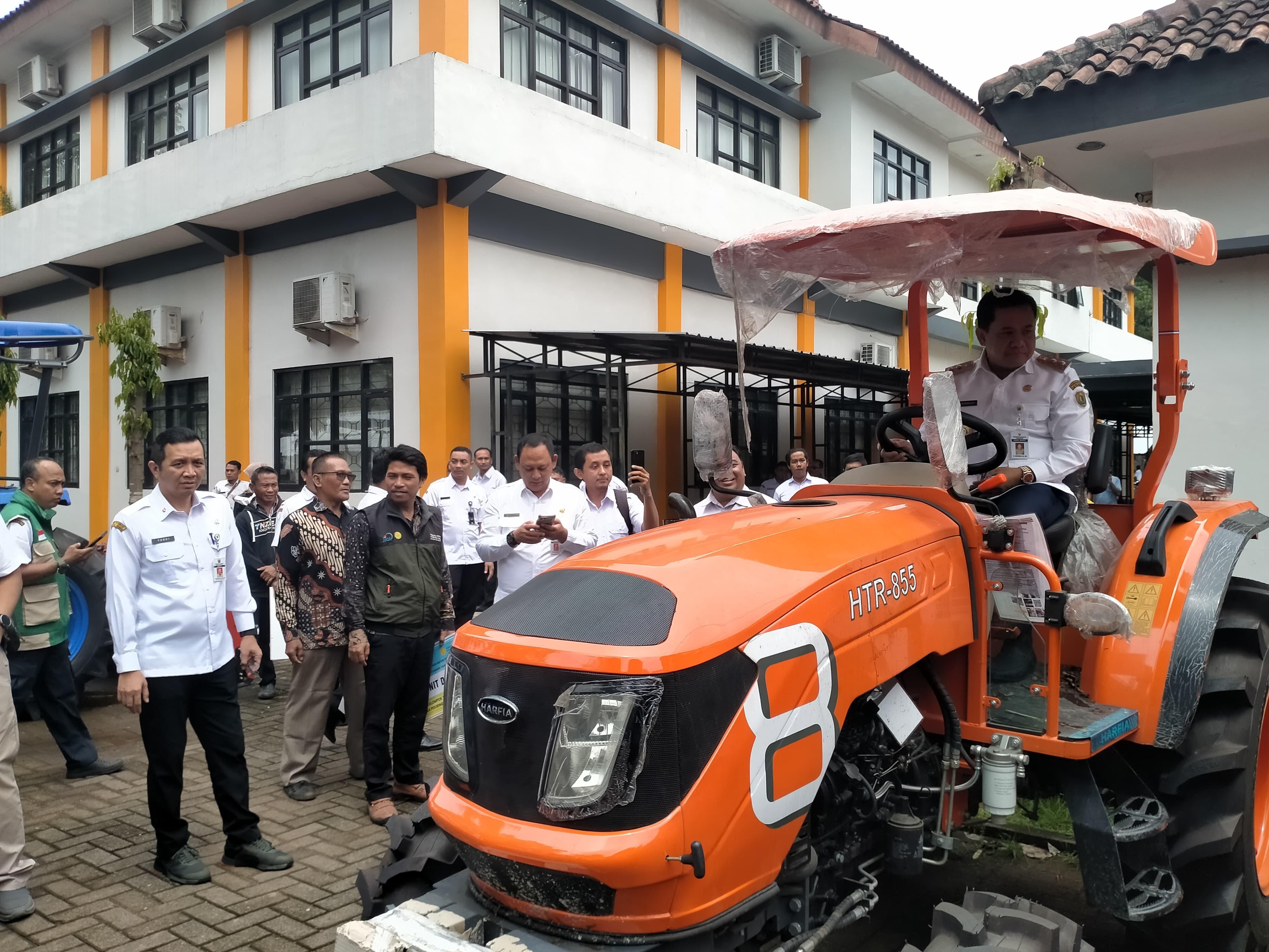 20260121_SERAHKAN-BANTUAN-Wakil-Bupati-Pekalongan.jpg