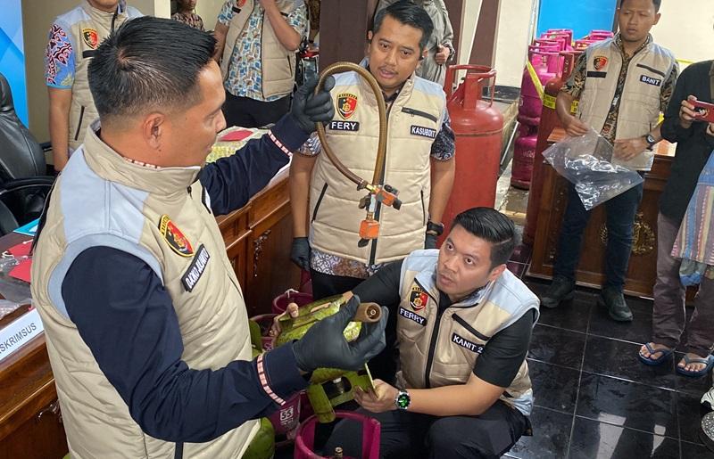 20260123-_-Polisi-Peragakan-Cara-Pelaku-Suntik-LPG-3-Kg-di-Polda-Jateng.jpg