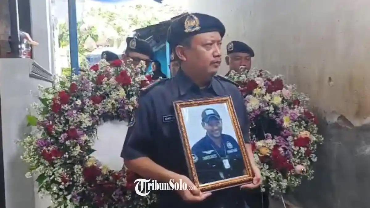 20260125-_-Jenazah-Restu-Korban-Kecelakaan-ATR-42-500-Tiba-di-Rumah-Duka-Klaten.jpg