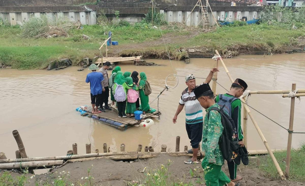 20260129_Warga-menyeberang-pakai-Getek-di-Semarang_1.jpg