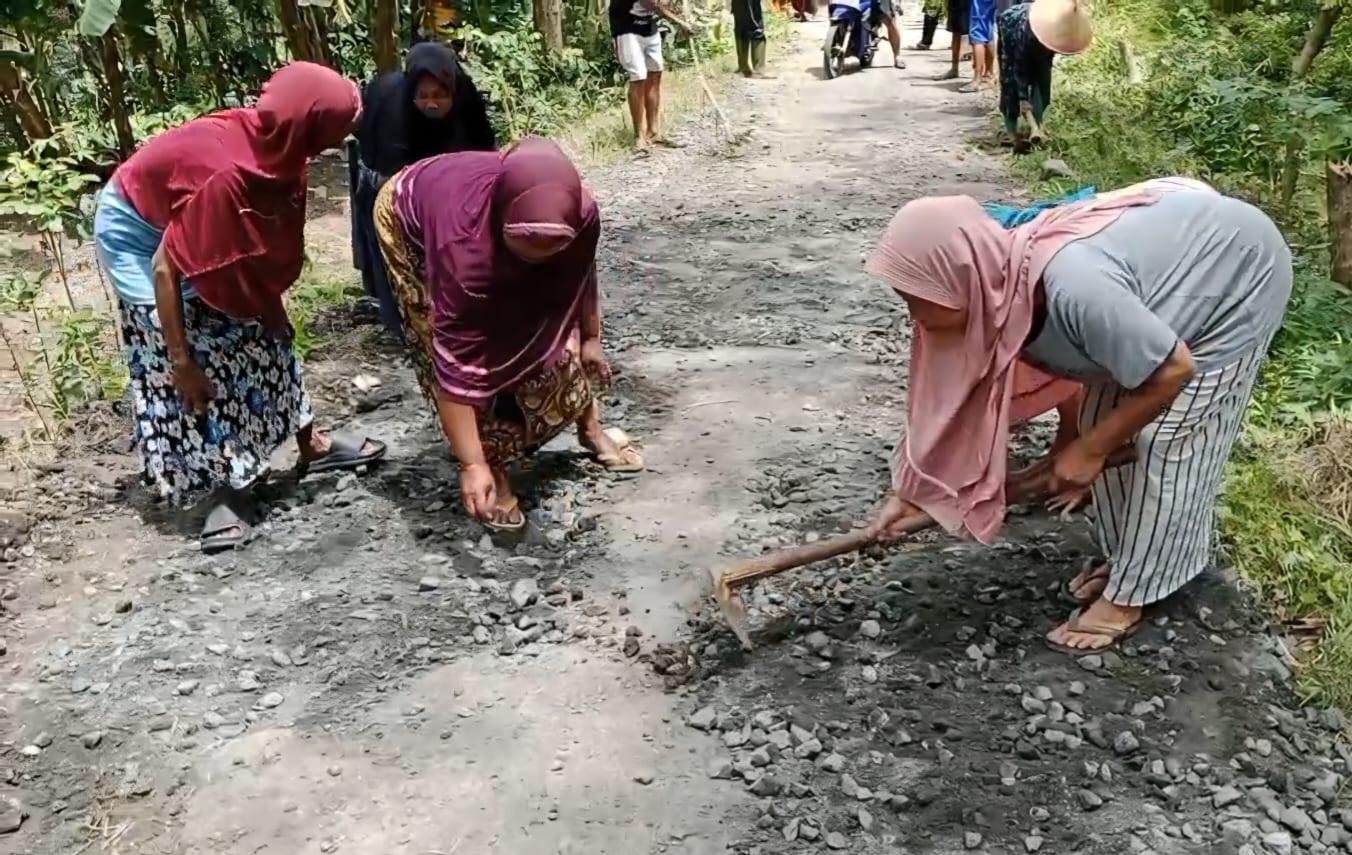 Jalan Rusak 10 Tahun Terabaikan, Warga Dusun Wanarata Purwojati Banyumas Patungan Lakukan Perbaikan