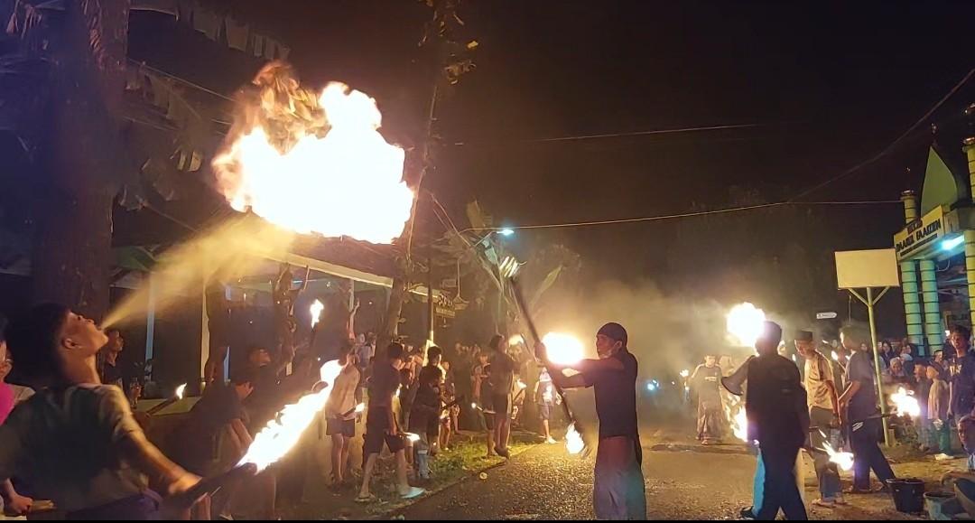 202603120_pawai-obor-malam-takbiran-di-Kebumen_1.jpg