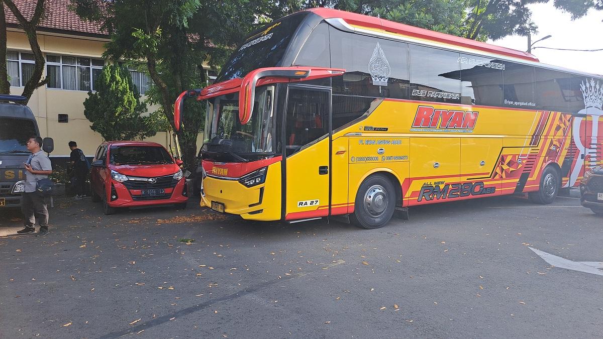 20260313_Bus-kuning-yang-membawa-Bupati-Cilacap-Syamsul-Aulia-Rachman_1.jpg