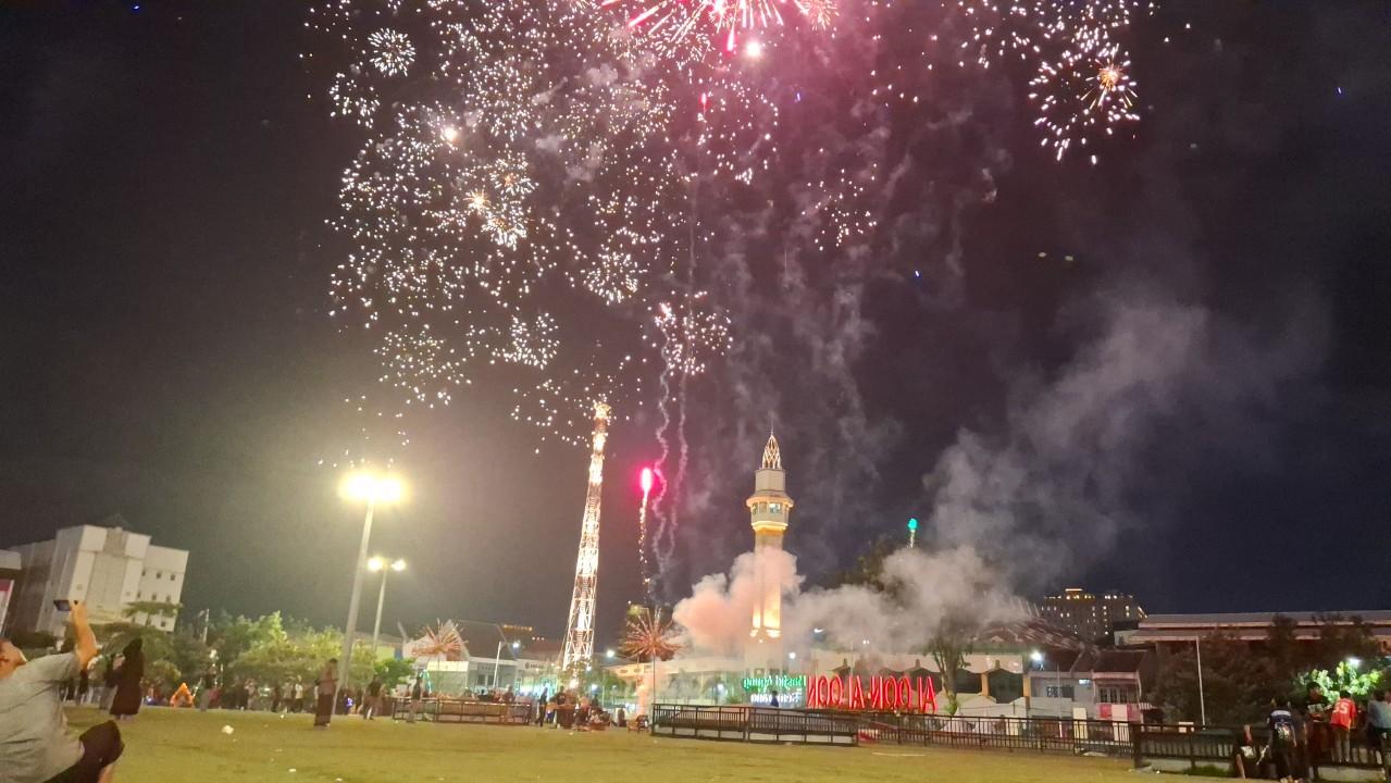 20260320_Pesta-kembang-api-malam-takbiran-di-di-Masid-Agung-Semarang_1.jpg