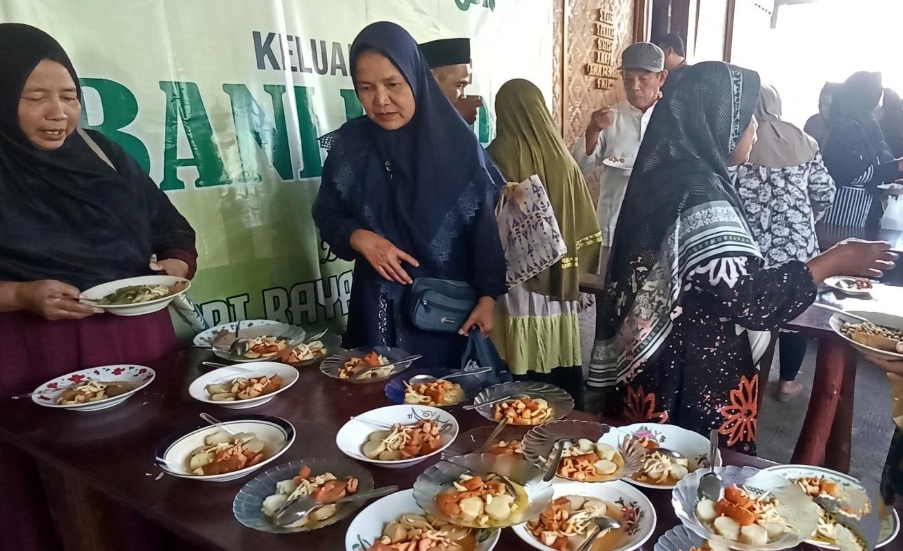 20260329_Warga-antre-mengambil-kuliner-lontong-opor-di-Kendal_1.jpg