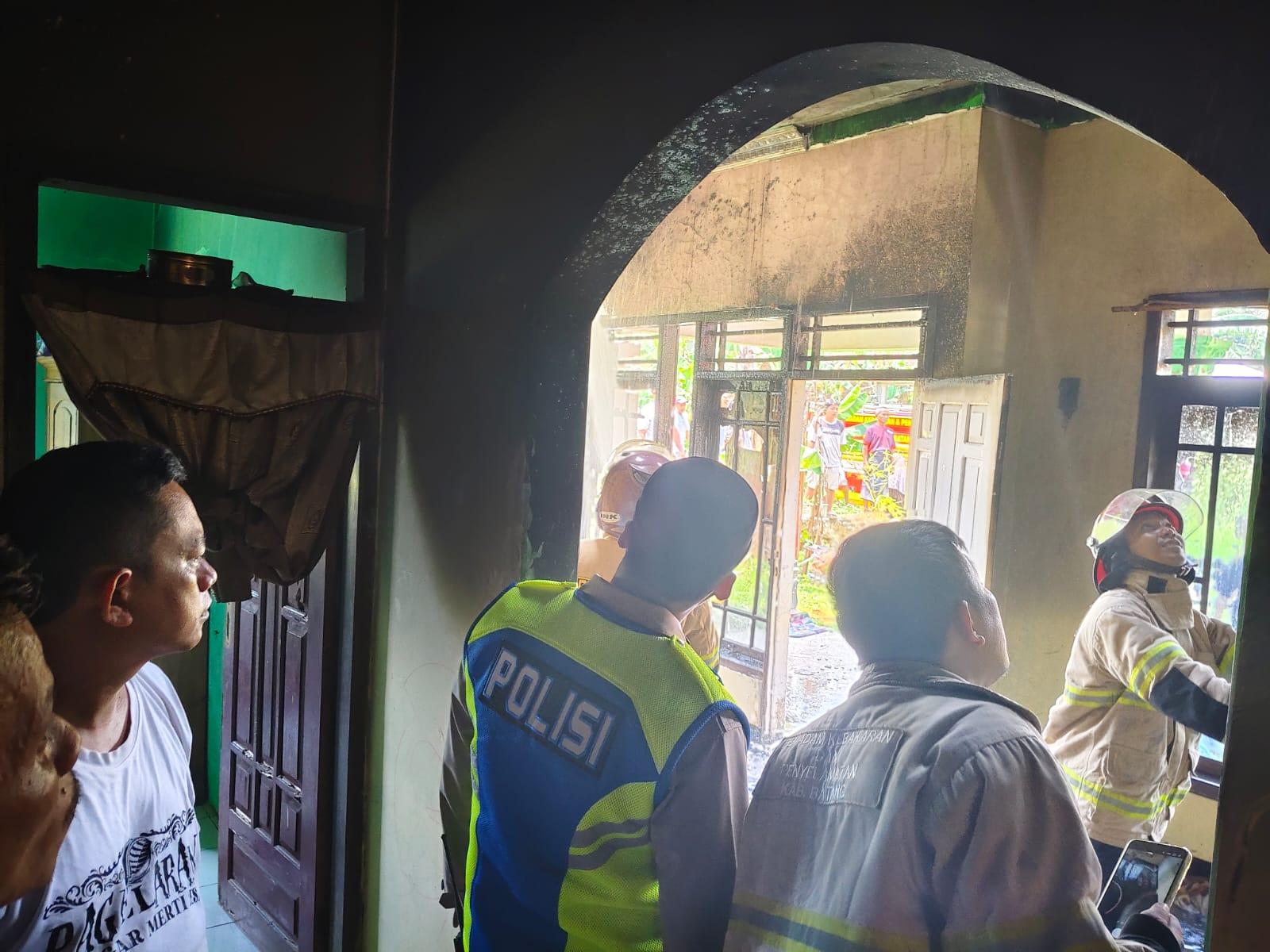20260405_KEBAKARAN-Anggota-polisi-meninjau-lokasi-kebakaran.jpg