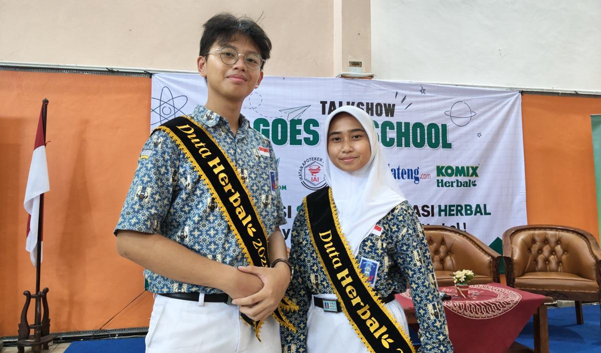 20260408_Dua-pelajar-SMAN-5-Semarang-duta-herbal-Komix-Herbal_1.jpg