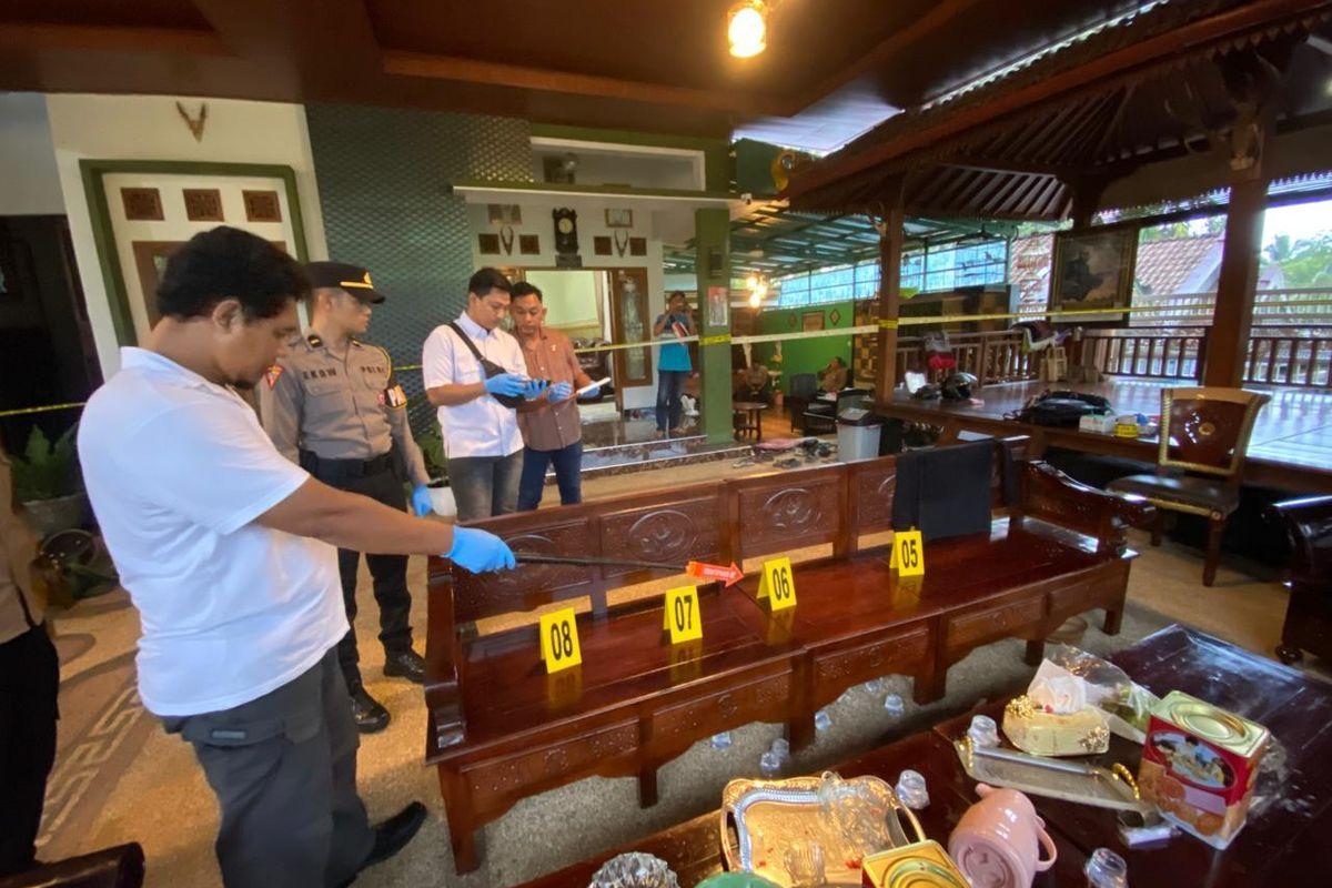 20260416_Polisi-olah-TKP-pembacokan-Kepala-Desa-Pakel.jpg