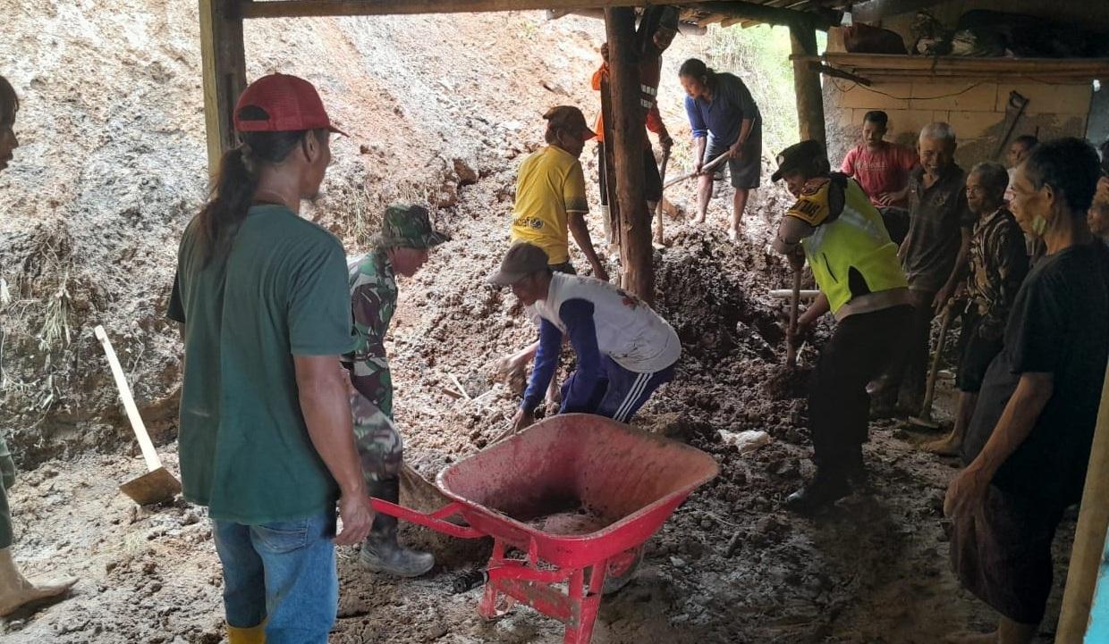20260416_kerja-bakti-membersihkan-material-talut-longsor_1.jpg