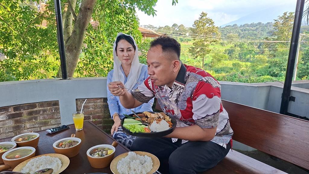 20260417_Vicky-Prasetyo-mencicipi-menu.jpg