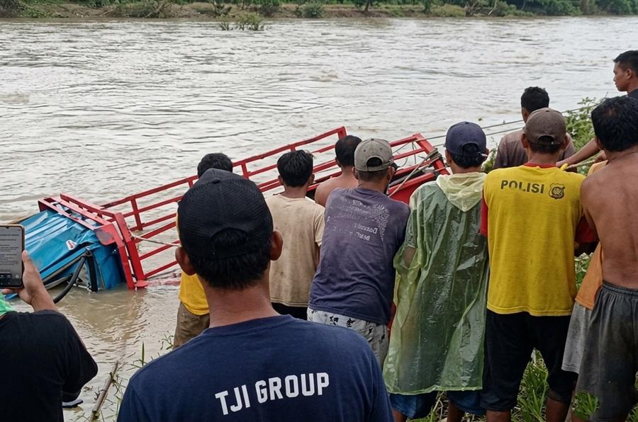 20260422-_-Truk-Hanyut-di-Sungai-Bodri-Singorojo-Kendal.jpg