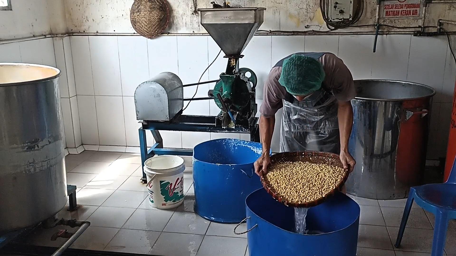 Beban Ganda Pengusaha Tahu di Salatiga, Harga Kedelai dan Plastik Naik Bersamaan