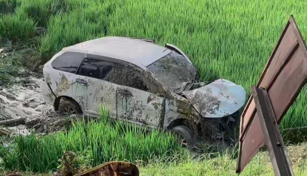 20260501_mobil-tertabrak-kereta.jpg