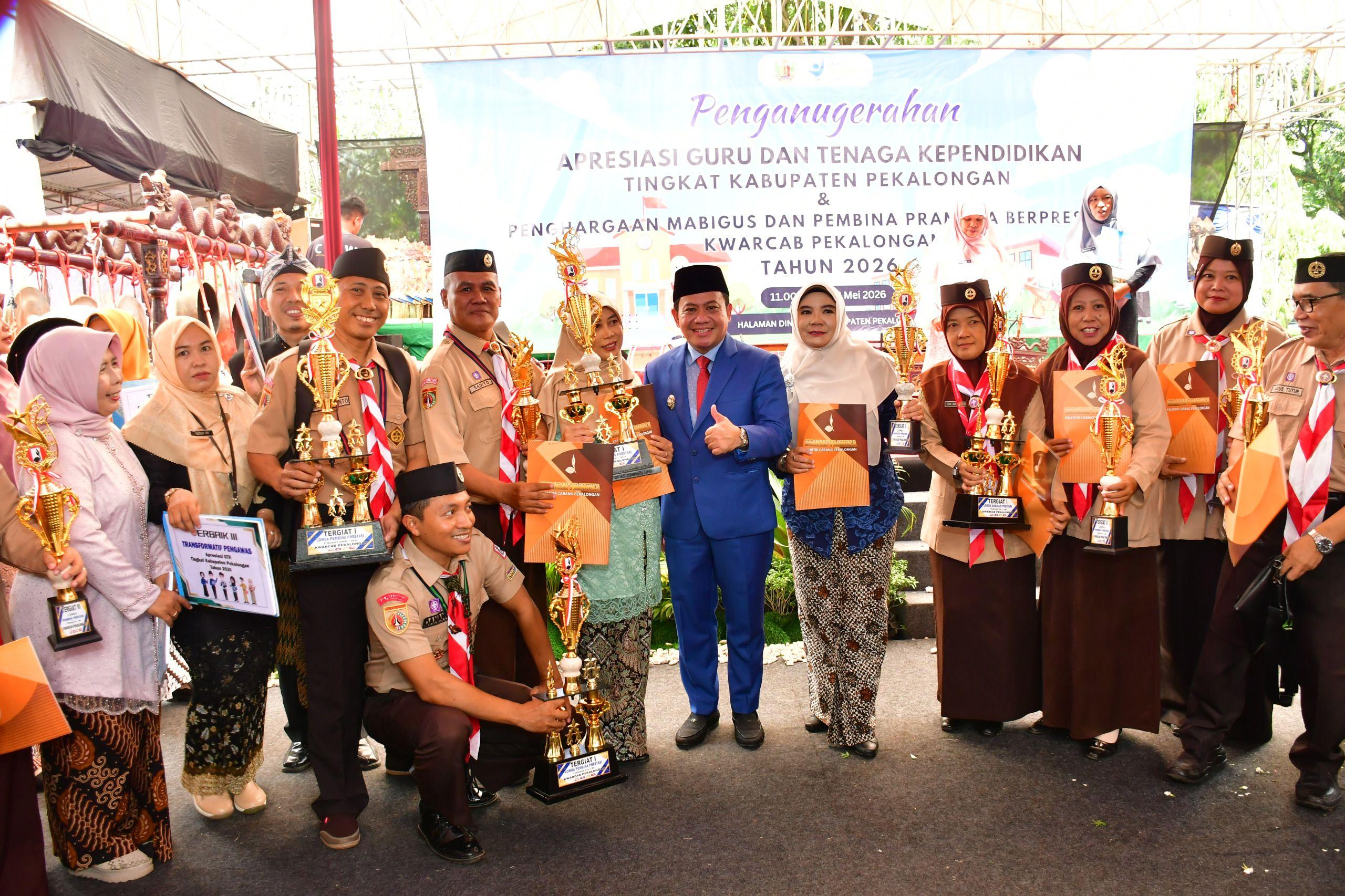 Hardiknas 2026, Sukirman Serahkan Penghargaan untuk Guru dan Pembina Pramuka di Kabupaten Pekalongan
