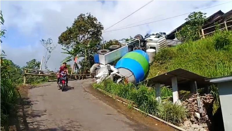 20260504-_-Truk-Molen-Terguling-di-Sepakung-Semarang.jpg
