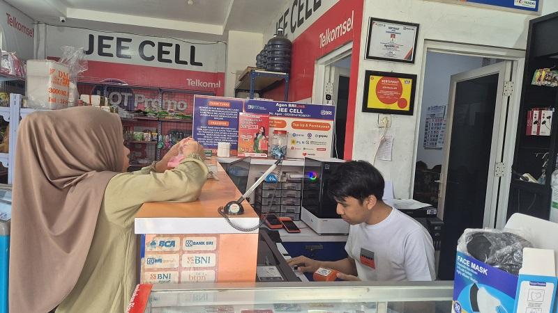 20260505-agen-brilink-jee-cell-baturraden-banyumas-melayani-pelanggan.jpg