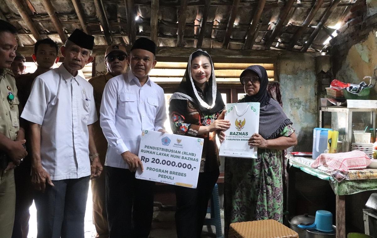 Rodiyah Menangis Haru Dipelukan Bupati Paramitha saat Terima Bantuan Rehab RTLH