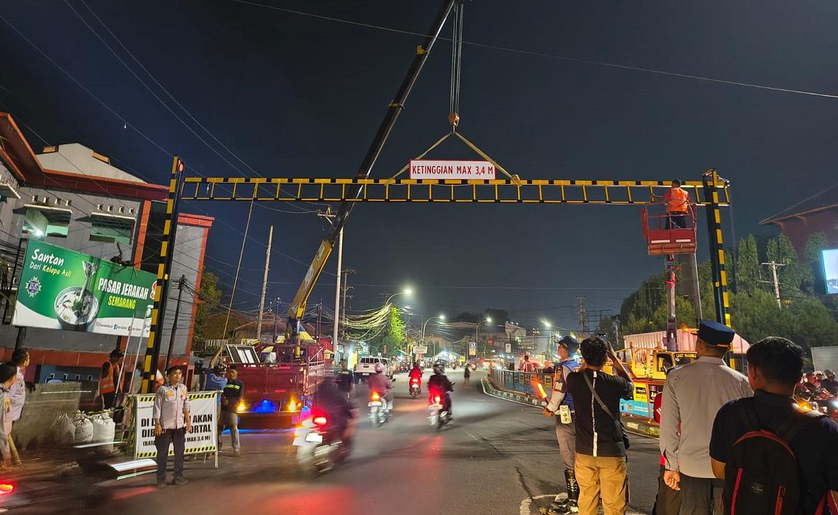 20260507_Dinas-Perhubungan-Kota-Semarang-melakukan-pemasangan-portal_1.jpg