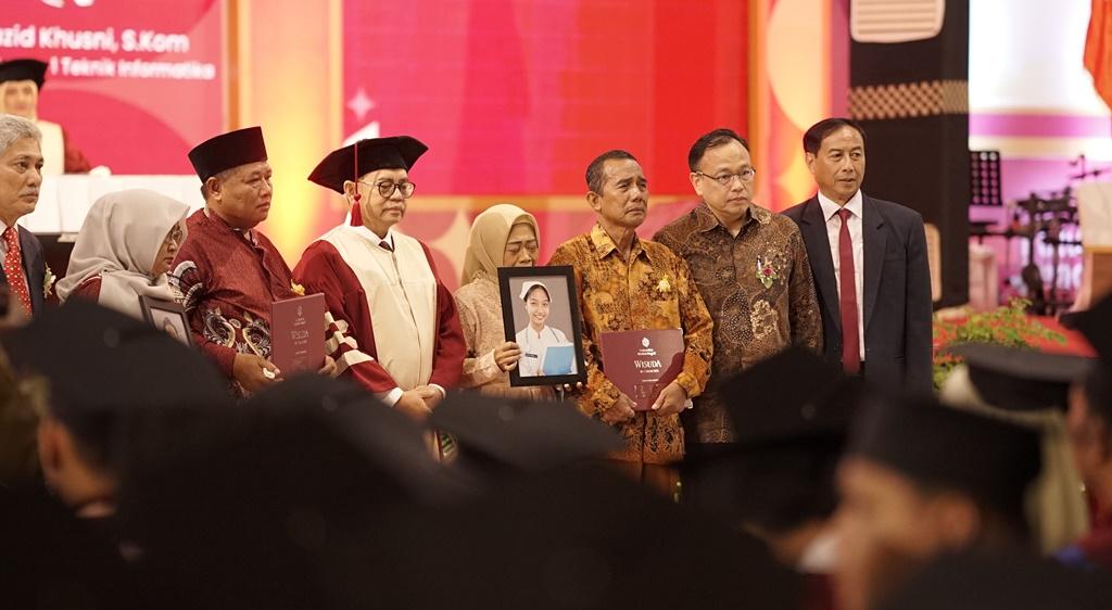 20260508_Rektor-UHN-Tegal-memberikan-tanda-penghormatan.jpg