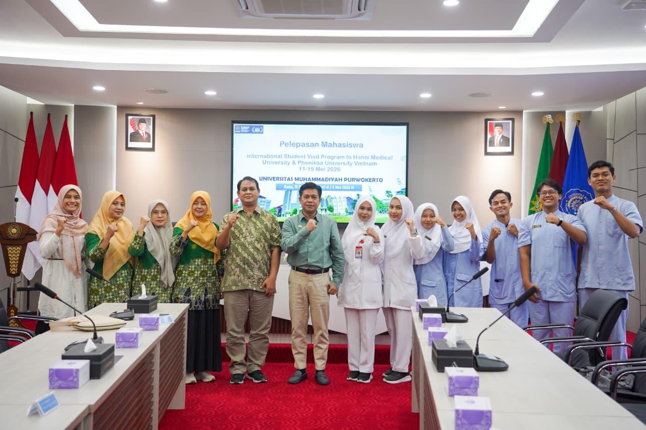 20260509-Rektor-UMP-Purwokerto-Jebul-Suroso-melepas-tujuh-mahasiswa-Fikes.jpg