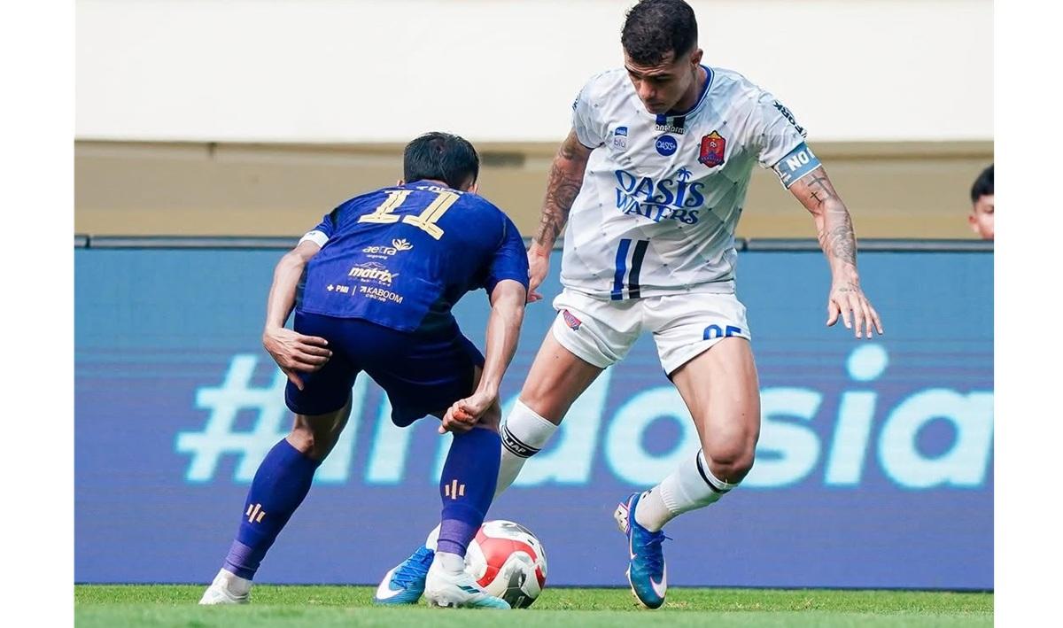 20260510_Persijap-Jepara-Carlos-Franca-menggiring-bola_1.jpg