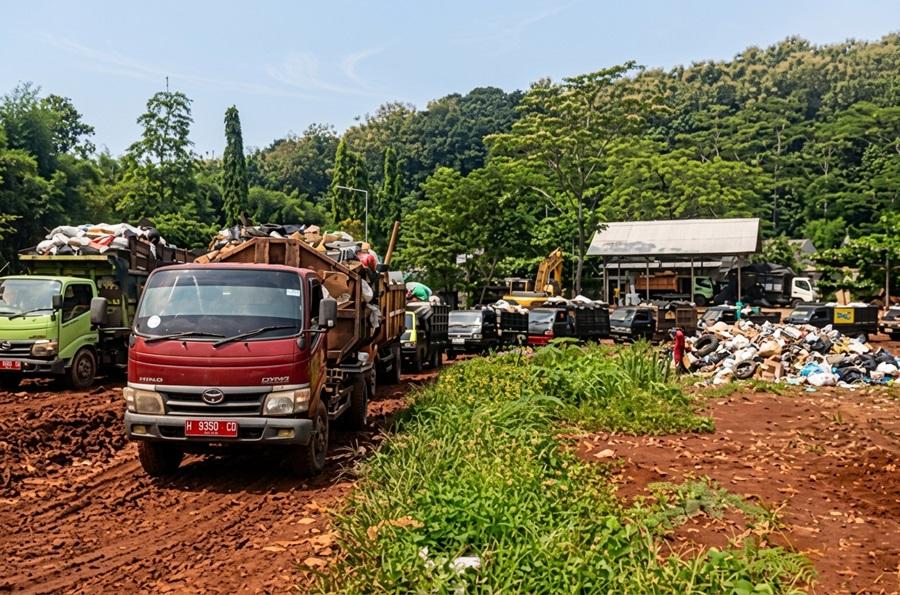 20260515-_-Truk-Sampah-TPA-Darupono-Kendal.jpg