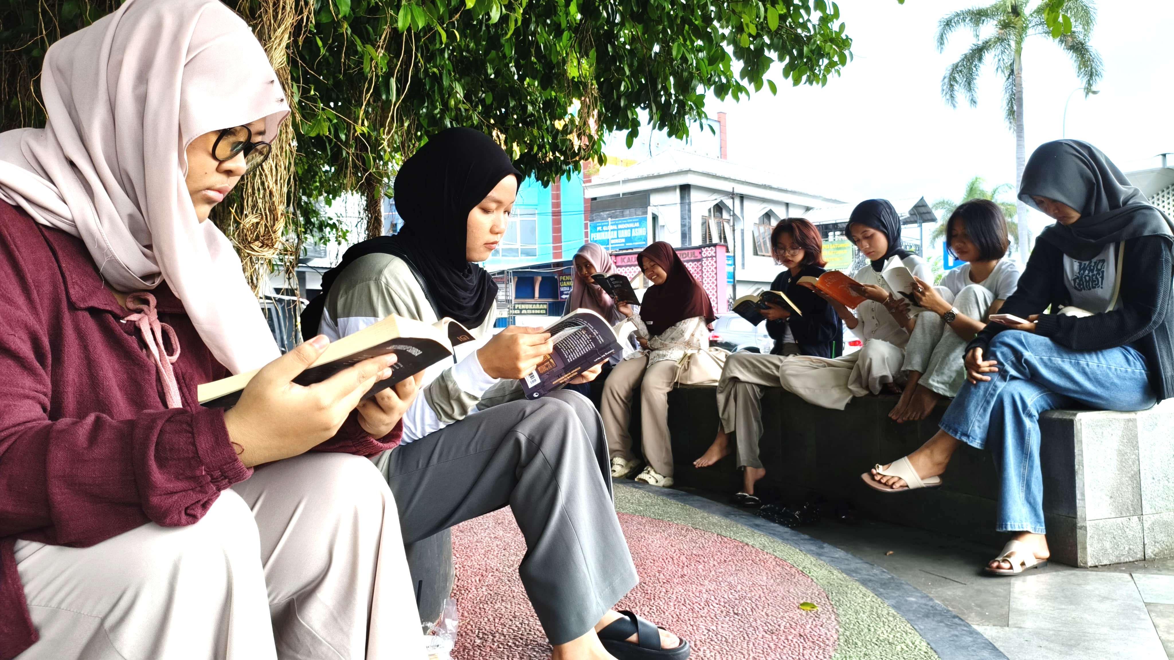 20260518_kencan-buku-membaca-buku.jpg