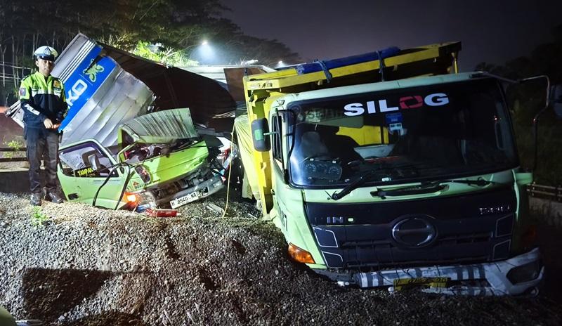 20260519-_-Olah-TKP-Truk-Tabrak-Truk-di-JLS-Salatiga.jpg