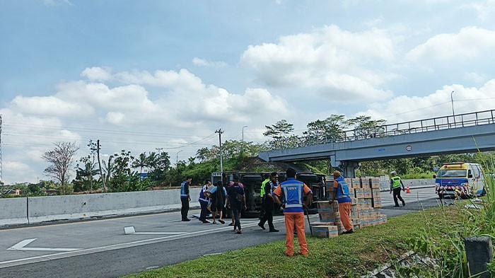 20260519_truk-boks-racun-rumput-terguling.jpg