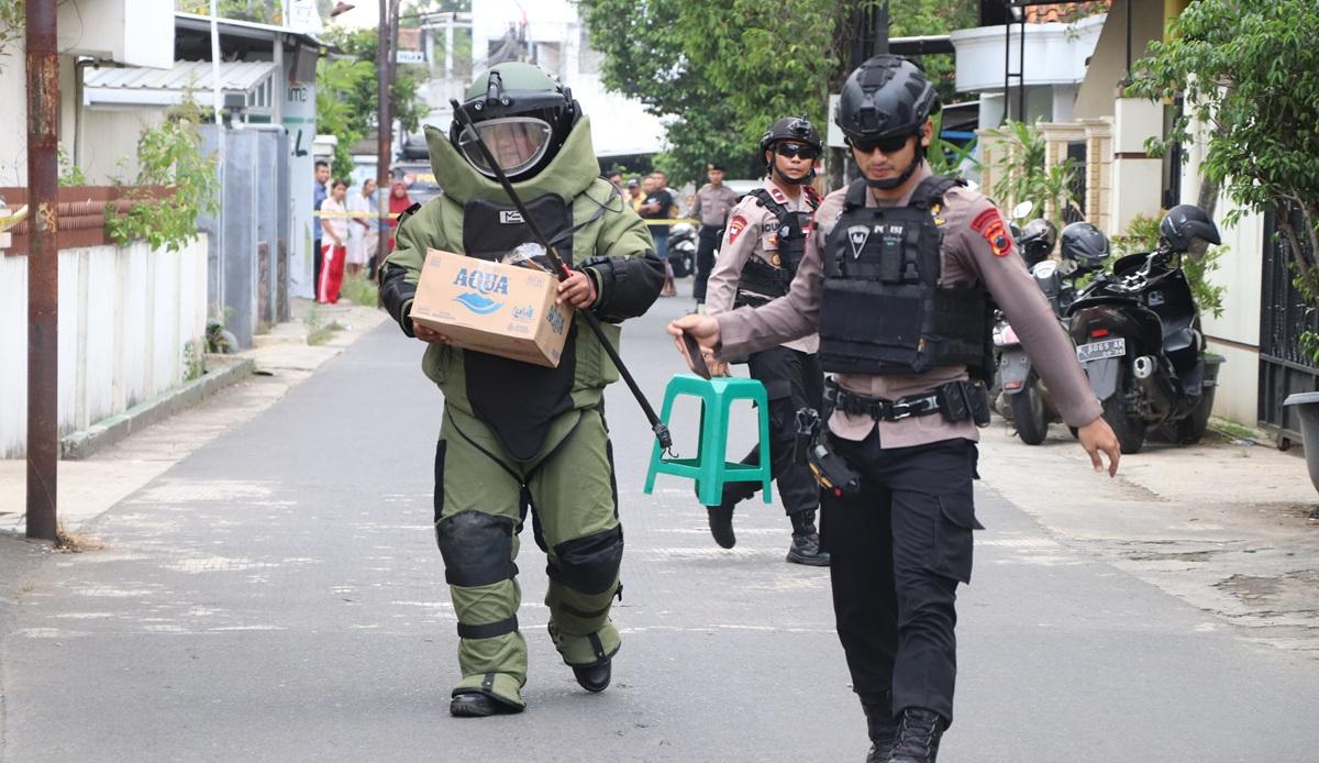 20260520_Anggota-Tim-Gegana-Brimob-Pati-temukan-kardus-di-GITJ-Kudus_1.jpg