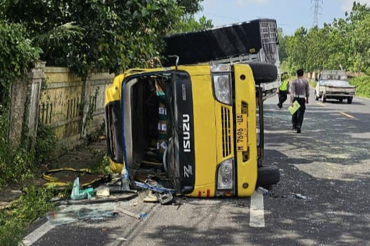 20260615_Minibus-terguling-di-Bangkalan.jpg