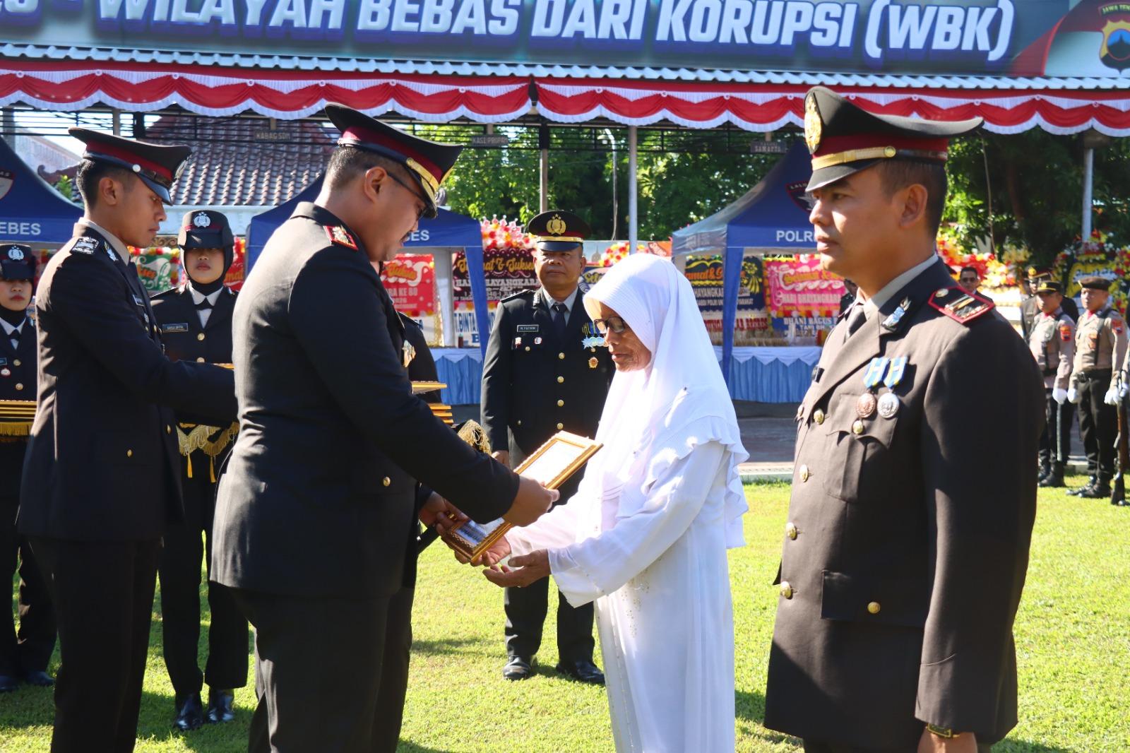 Aksi Heroik Nenek Jukir Gagalkan Perampokan Rp3,6 M di Brebes Tuai Apresiasi di Hari Bhayangkara - Tribunjateng.com