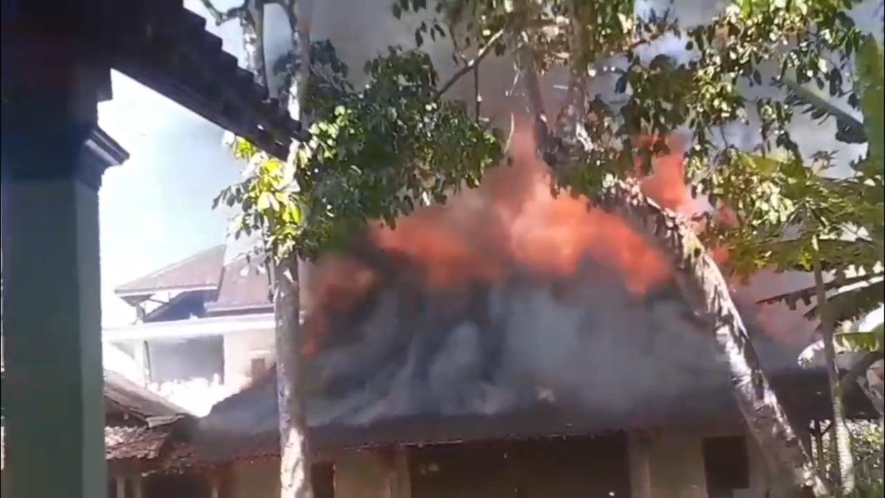 Dua Rumah di Karangduren Semarang Terbakar, Kerugian Ditaksir Hingga Rp 80 Juta - Tribunjateng.com