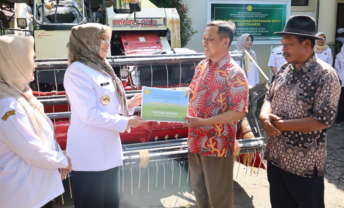 Dua Combine Harvester dan Enam Pompa Air Perkuat Pertanian Kota Pekalongan - Tribunjateng.com
