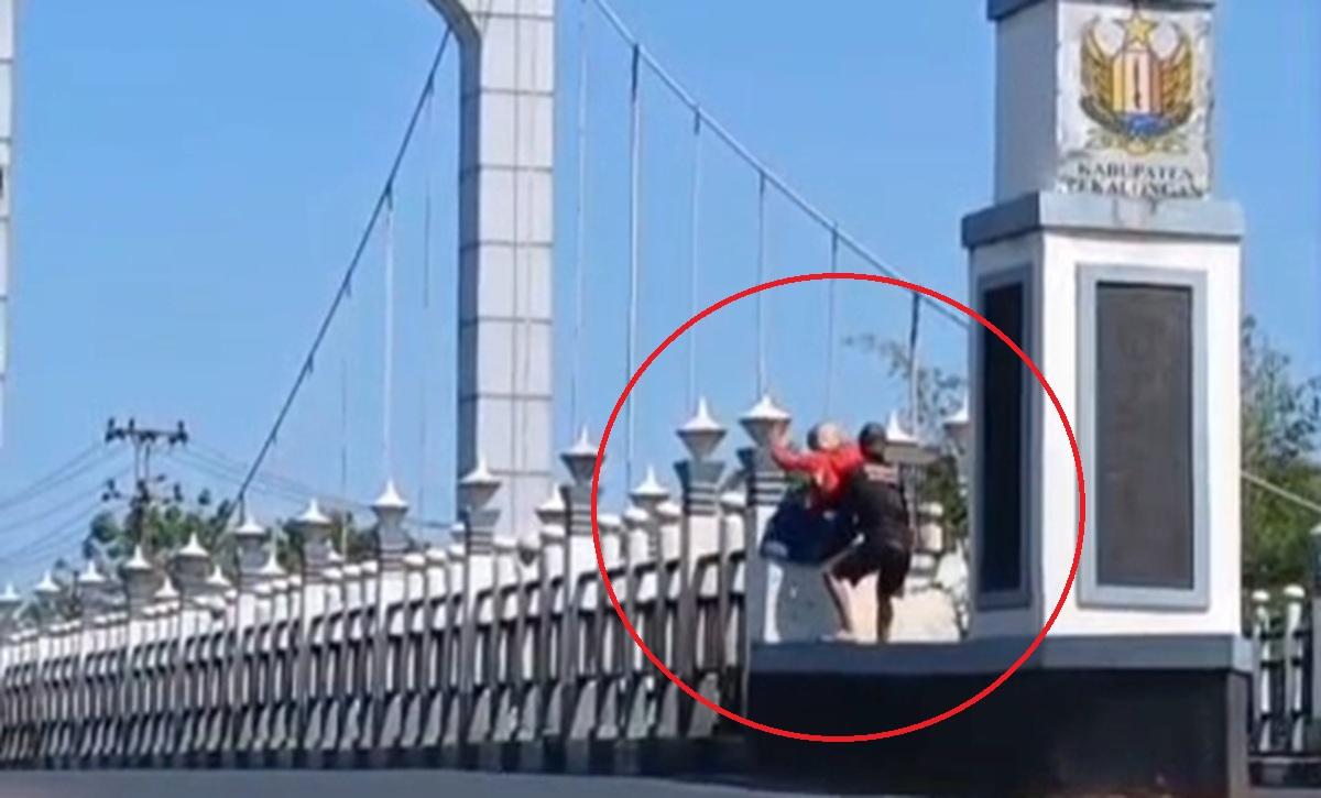 BREAKING NEWS Detik-detik Menegangkan Wanita Hendak Melompat dari Jembatan Surobayan Pekalongan - Tribunjateng.com