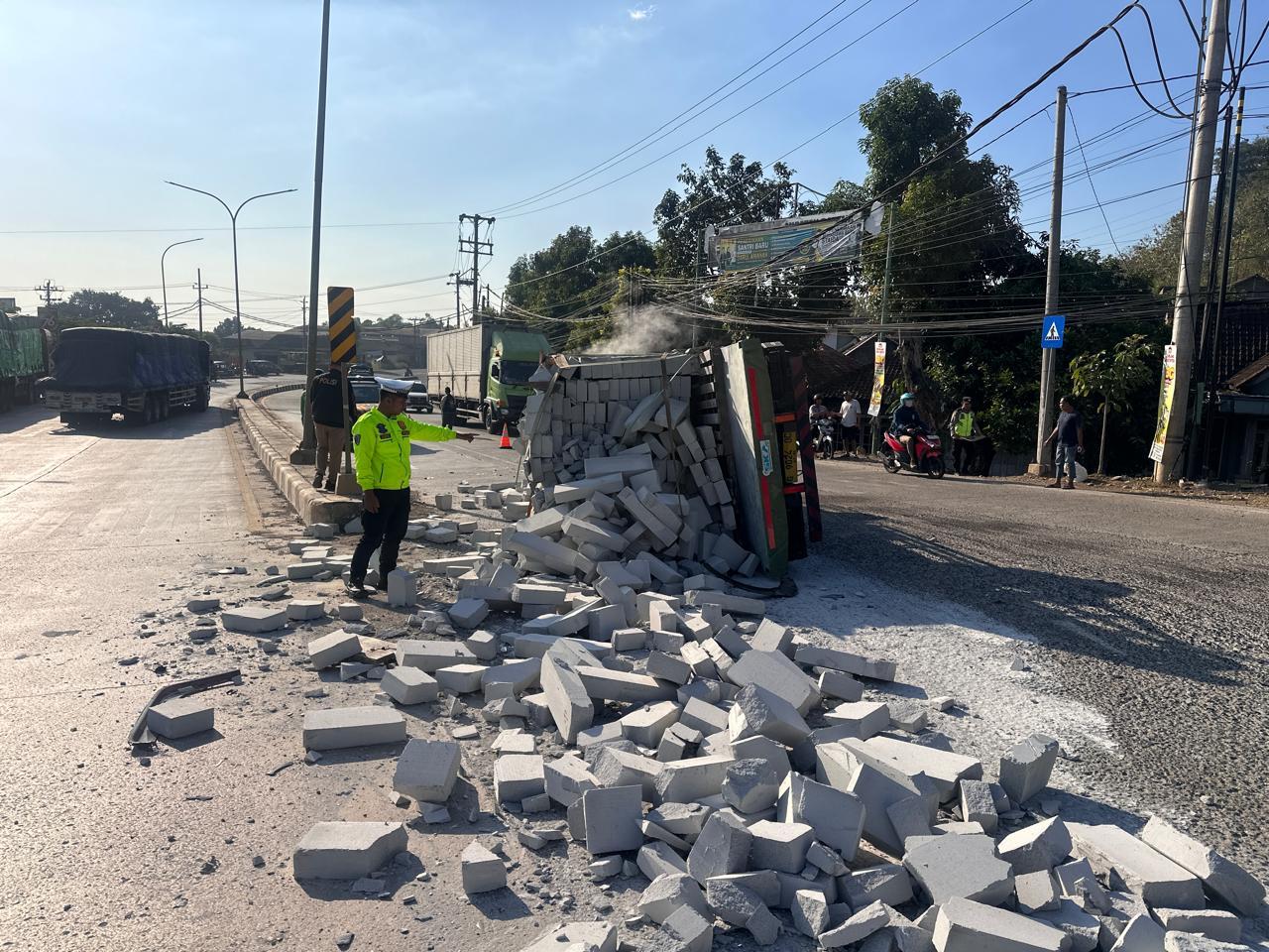 BREAKING NEWS: Truk Hino Tabrak Tiga Kendaraan di Pantura Gringsing Batang, Empat Orang Terluka - Tribunjateng.com