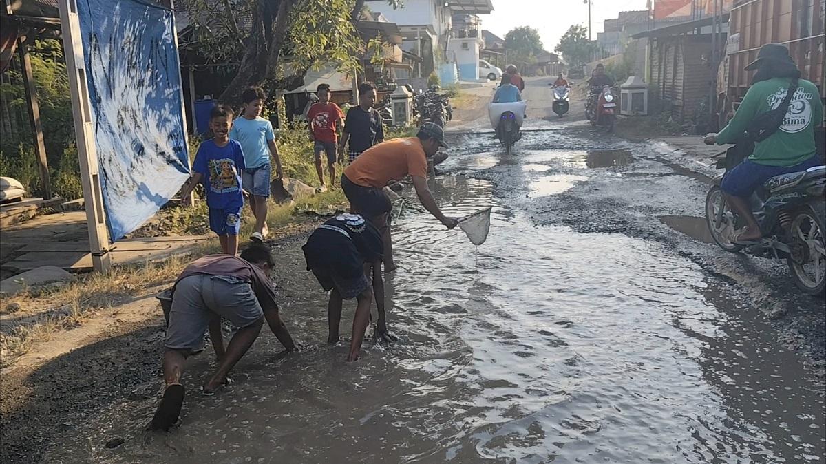 25 Tahun Tak Diperbaiki, Warga Godo Pati Sulap Kubangan Jalan Rusak Jadi Kolam Lele - Tribunjateng.com